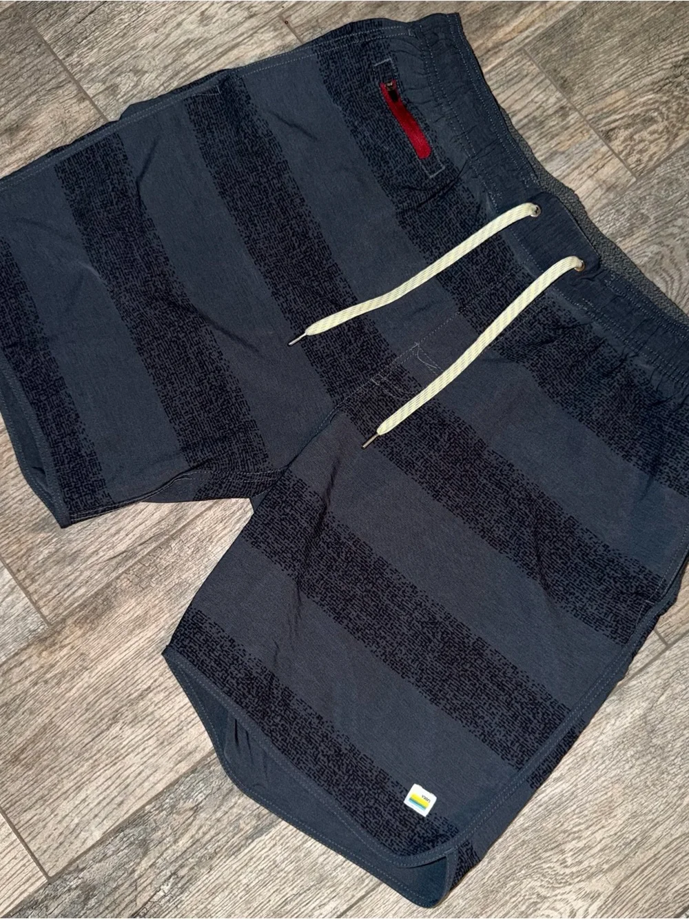 Vuori V-Cycled Men’s 34 Striped Boardshorts Swim Shorts